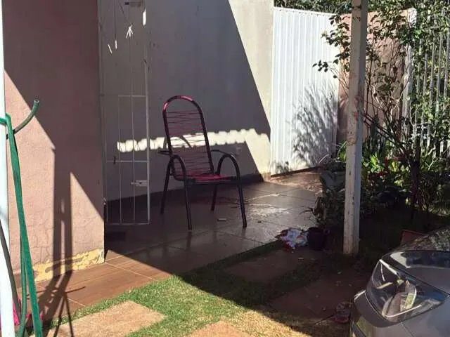 Policial contendo homem após ataque a idosa em Campo Grande