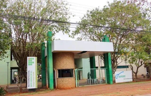 Estudantes em ambiente digital acessando cursos online do IFMS