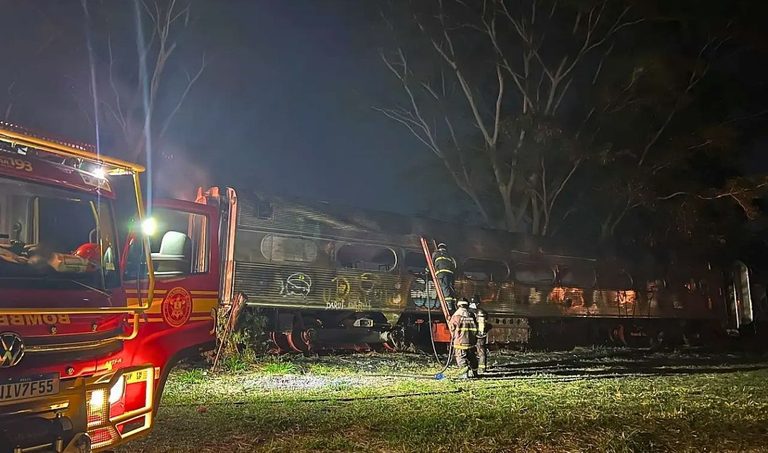 Bombeiros combatem incêndio em vagões no pátio ferroviário de Aquidauana