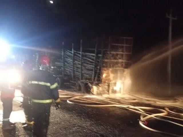 Carreta com toras de eucalipto em chamas na MS-377 em Inocência