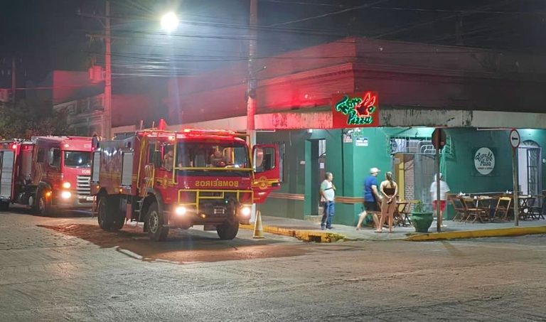 Fogo atinge telhado de pizzaria no Centro de Corumbá