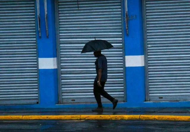 Tempestade e ventos fortes em Campo Grande com árvores envergadas