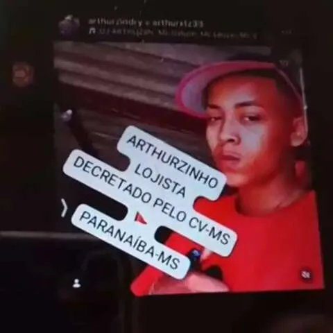 Viatura policial isolando casa em Paranaíba onde ocorreu homicídio.