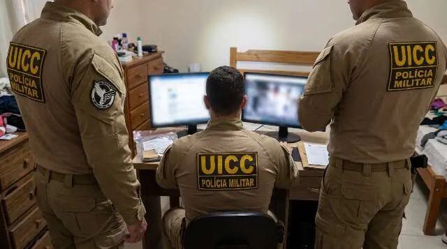 Agentes do Ministério Público analisando crimes digitais em Campo Grande.