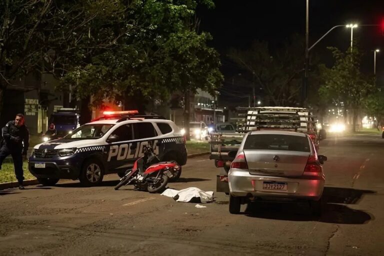 Motociclista morre prensada entre carro e caminhão em avenida de Campo Grande