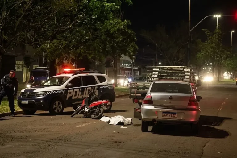 Motociclista morre prensada entre carro e caminhão em avenida de Campo Grande