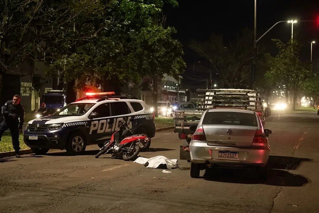 Motociclista morre prensada entre carro e caminhão em avenida de Campo Grande