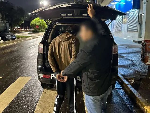 Viatura da polícia e equipe da Deam durante prisão de motorista de aplicativo em Campo Grande