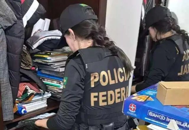 Imagem do interior de um presídio em Dourados com portões fechados e agentes penitenciários.
