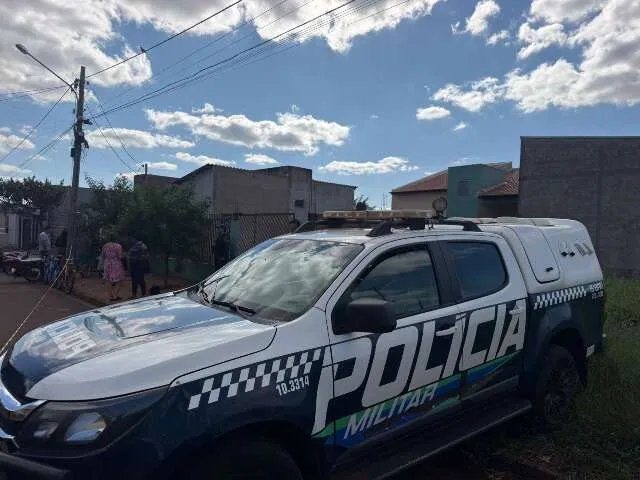 Viaturas policiais isolam residência em Maracaju após homicídio