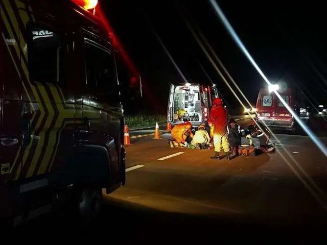 Equipes de resgate e policiais atendendo acidente na BR-158 em Três Lagoas à noite