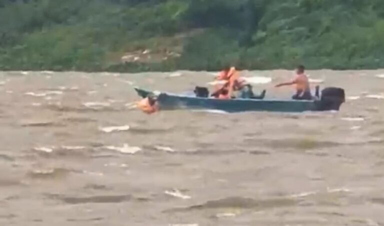 Casal e piloteiro escapam após barco virar no Rio Paraguai durante temporal