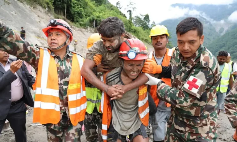 Equipes de resgate do Nepal buscam trabalhadores de hidrelétricas desaparecidos em massa