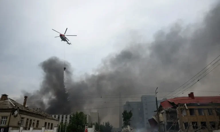 Rússia retoma ataques e atinge Kiev após saída de enviados dos EUA