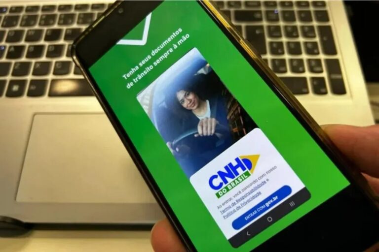 Pessoa comemora segurando a nova CNH digital, símbolo das mudanças nas regras do documento.