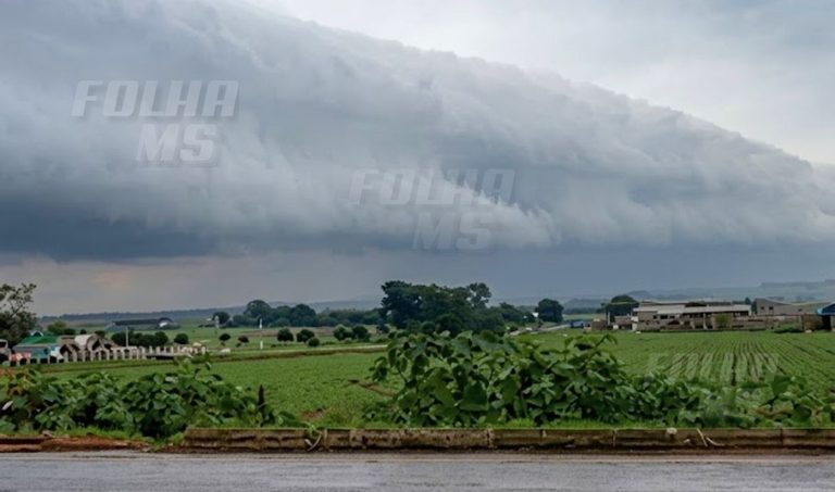 Nuvem em formato de rolo cobre céu de Maracaju antes de tempestades