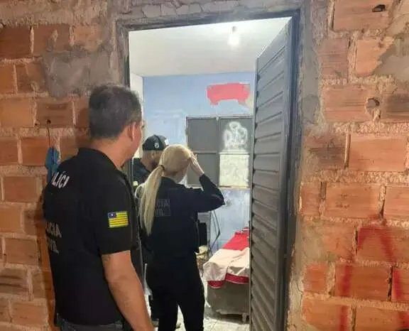 Policiais federais reunidos em central de operações durante ação nacional contra abuso infantil