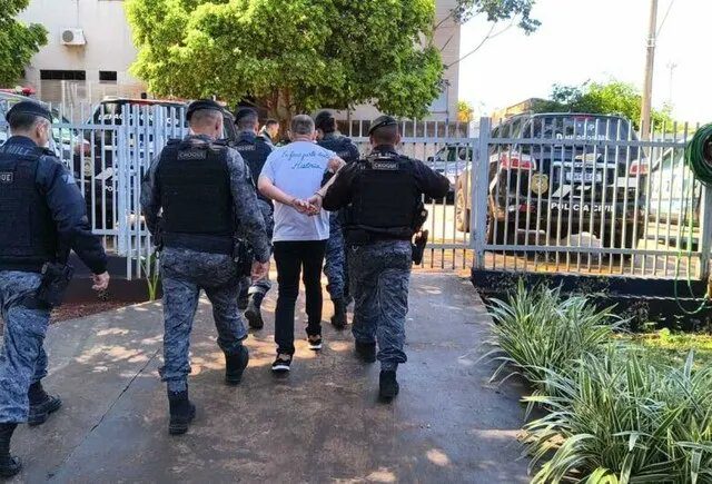 Polícia realiza resgate de mulher sequestrada em hotel de Dourados durante operação noturna.
