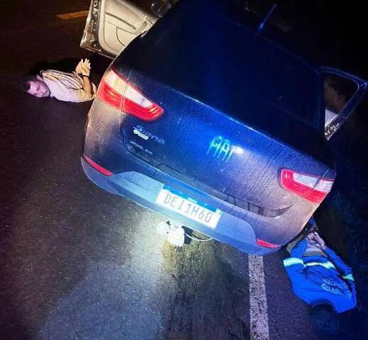 Policiais da PRF abordam Fiat Siena preto após tiros nos pneus em rodovia