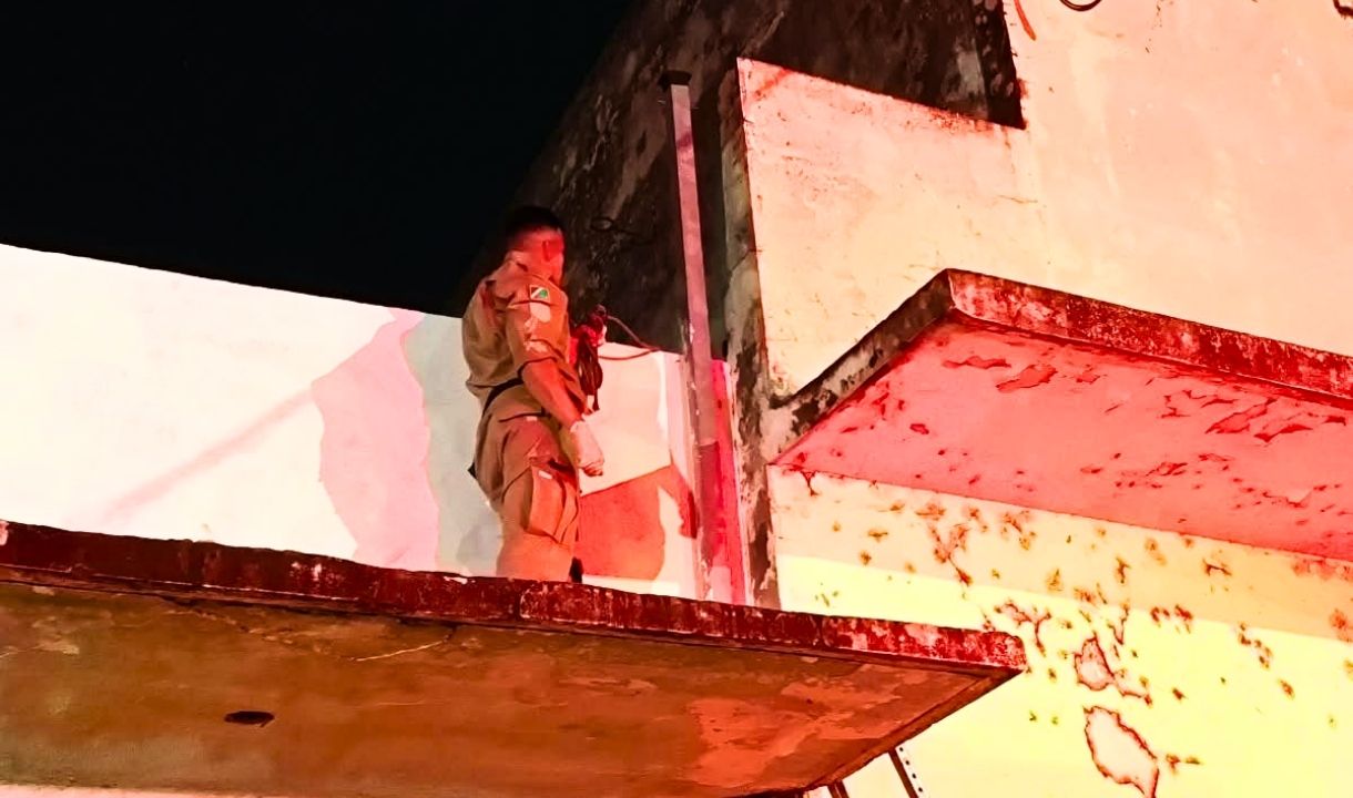 Homem cai de telhado e fica preso entre muro e prédio em Corumbá