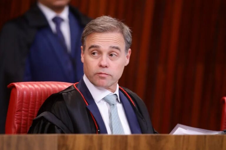 Sessão do plenário do STF durante análise de caso envolvendo Banco Master