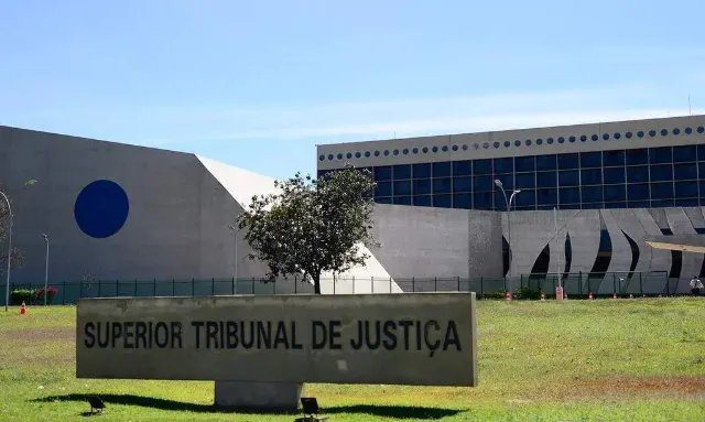 Painel do STJ durante sessão de julgamento sobre caso de violência sexual.