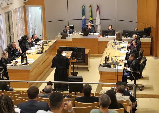 Balança da justiça com documentos sobre erro médico em um tribunal brasileiro