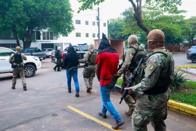 Fuzis apreendidos durante operação policial na fronteira do Paraguai com o Brasil