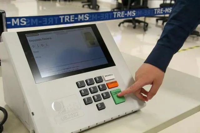 Técnicos do TRE-MS durante a geração de mídias que serão instaladas nas urnas eletrônicas das eleições de 2026
