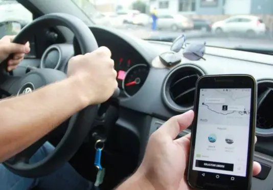 Pais monitorando viagem de adolescente em Uber com vídeo ao vivo pelo celular