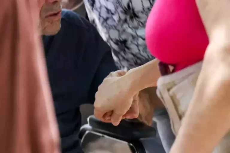 Cuidadora auxiliando pessoa idosa durante curso de capacitação da UFMS
