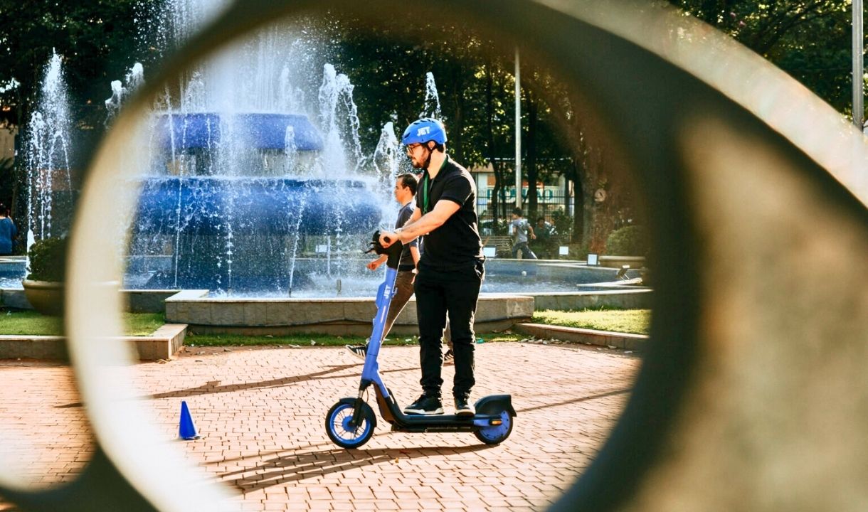 Agetran reforça multa e remoção para veículos estacionados sobre calçadas em Campo Grande
