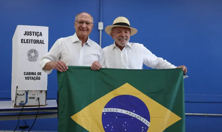TSE manda redes removerem posts que dizem que Lula jogou bandeira do Brasil no chão