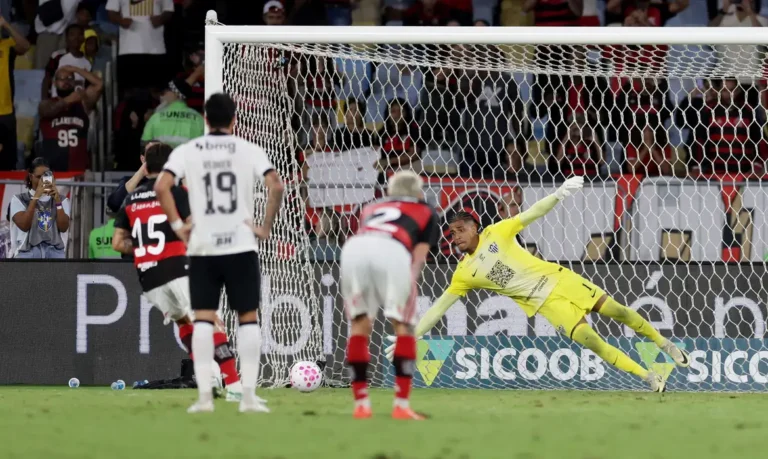 Flamengo vence Atlético-MG com gol nos acréscimos e mantém liderança do Brasileirão