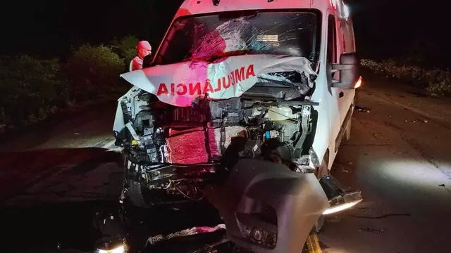 Motociclista morre em colisão frontal com ambulância na BR-262 em Terenos