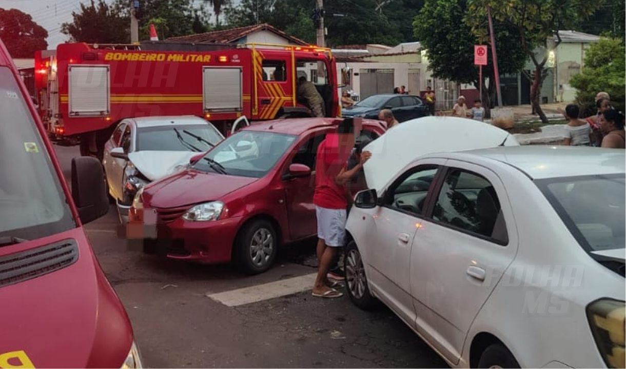 Acidente com três carros provoca vazamento de combustível na região central de Corumbá