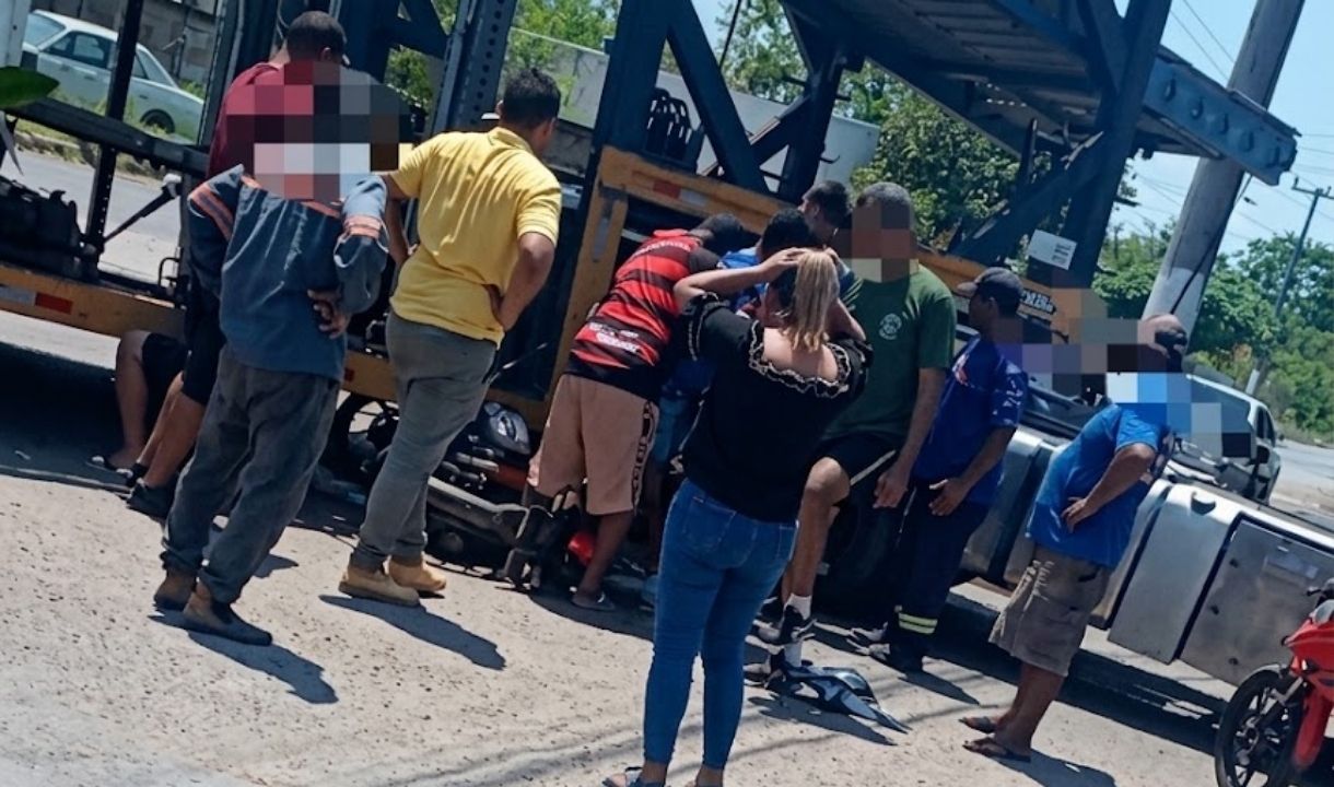 Acidente entre moto e carreta deixa motociclista ferido no bairro Aeroporto em Corumbá