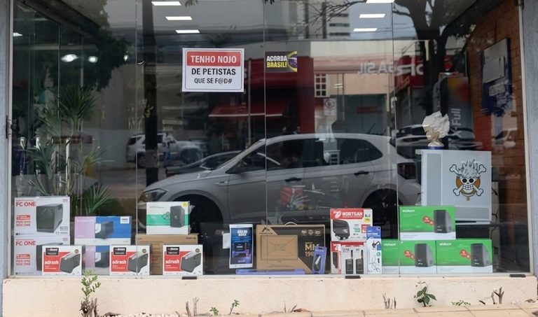 MPT abre procedimento e cobra retirada de mensagem contra petistas em loja da Capital