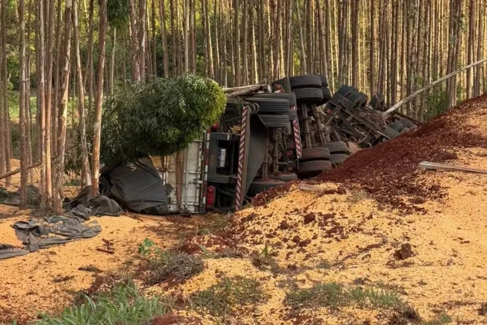 Caminhoneiro morre após carreta com milho tombar na MS-338