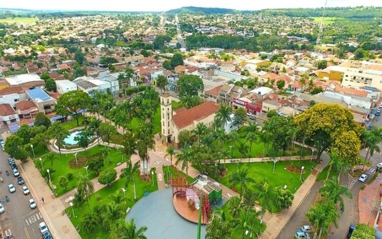 Adolescente é baleado enquanto dormia após homens invadirem casa em Cassilândia