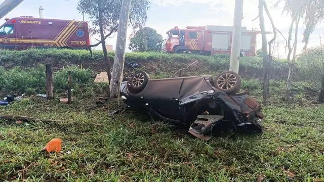 Motorista morre após Corolla sair da pista, atingir árvore e capotar na BR-376