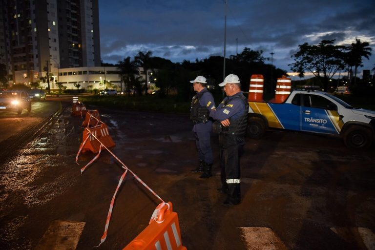 Após 82 mm de chuva, equipes seguem nas ruas para liberar vias e reparar danos em Campo Grande
