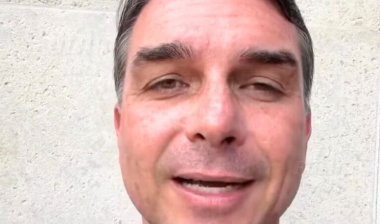 Flávio Bolsonaro é intimado pela PF a entregar passaportes por ordem de Moraes