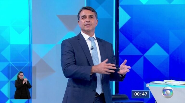 Flávio Bolsonaro defende gestão de Milei na Argentina e promete ajuste econômico semelhante no Brasil
