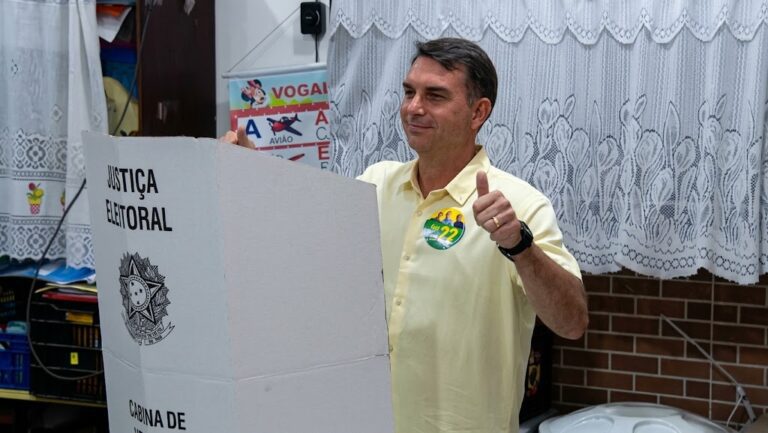 Flávio Bolsonaro vota no Rio e diz esperar vitória no primeiro turno