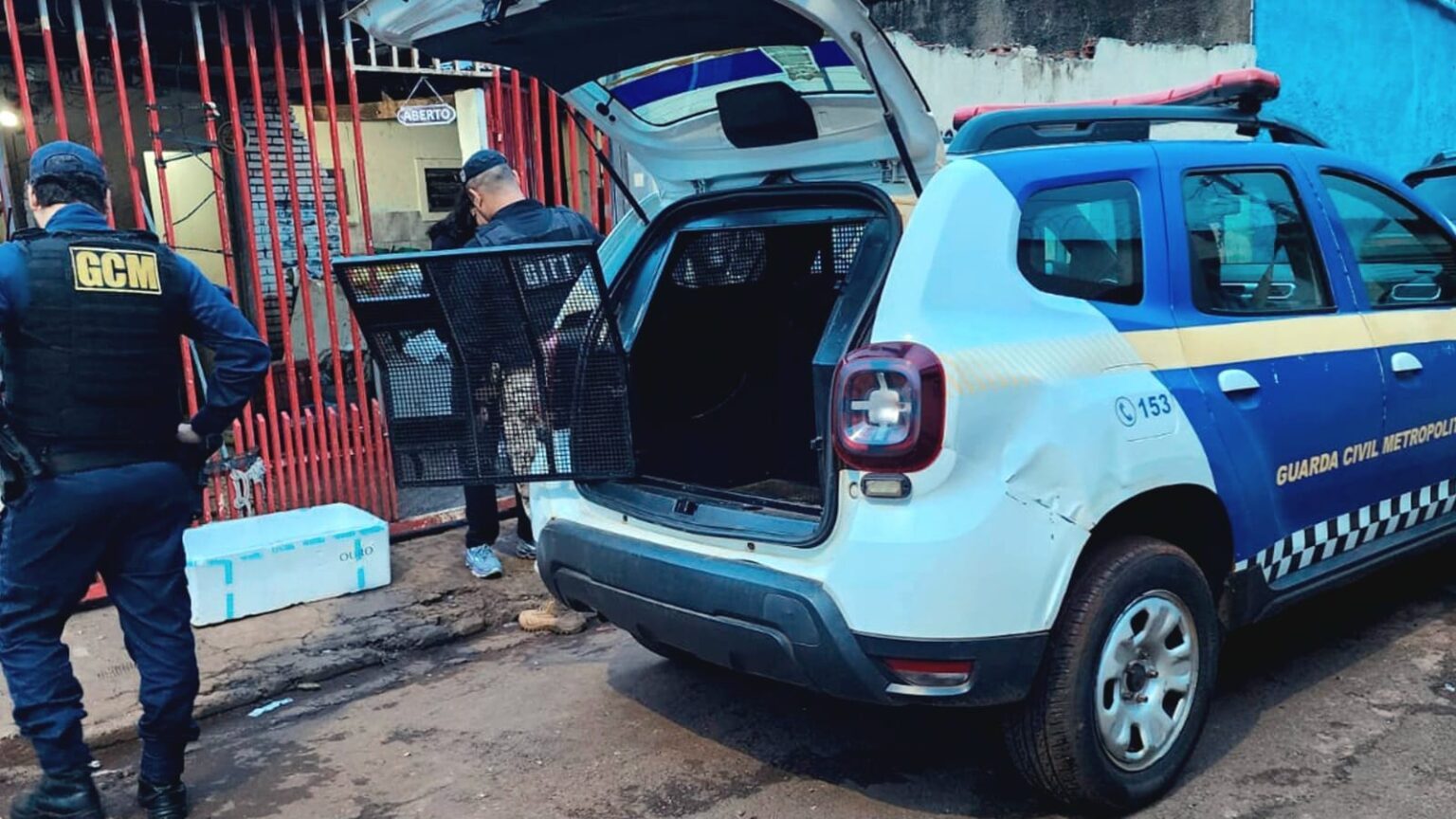 Peças de semáforo furtado levam GCM a ferro-velho clandestino em Campo Grande