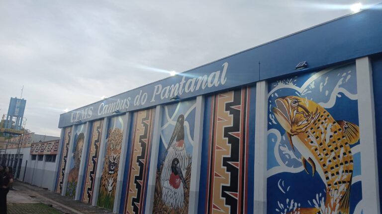 Murais da UFMS em Corumbá ganham restauração e iluminação após 23 anos