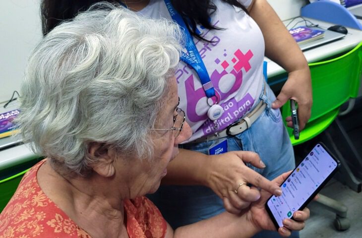 Oficinas gratuitas ensinam idosos a usar celular e evitar golpes digitais em Campo Grande