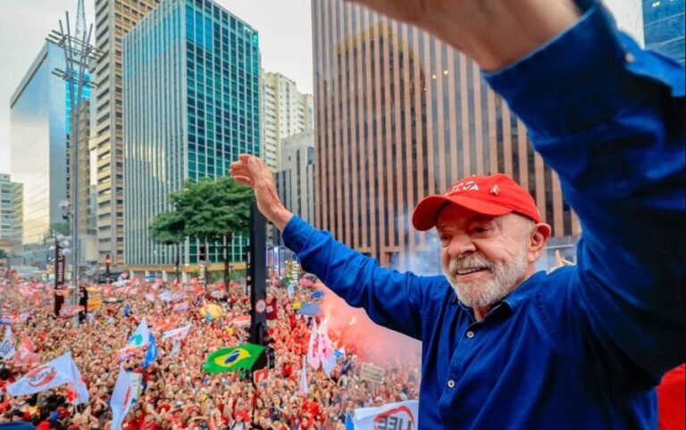 Em virada histórica Lula é reeleito para 4º mandato como  presidente do Brasil