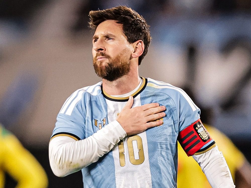 Messi encerra 21 anos de seleção argentina com gol e duas assistências em despedida